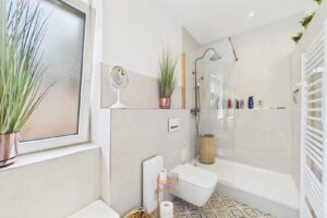 Badezimmer mit Dusche 1. OG