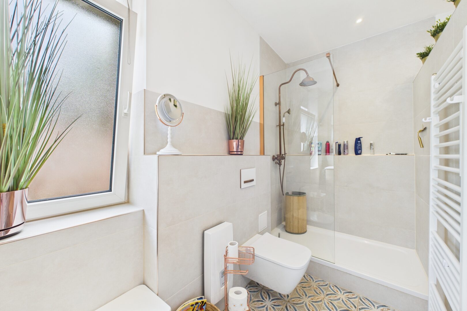 Badezimmer mit Dusche 1. OG