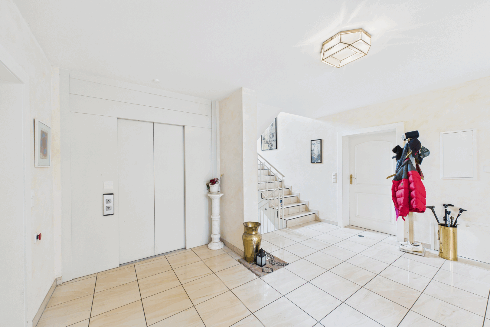 Eingangsbereich mit Aufzug