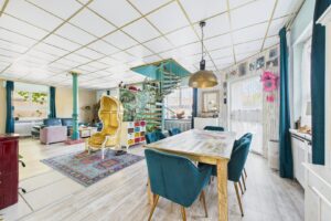 Esszimmer mit Wendeltreppe