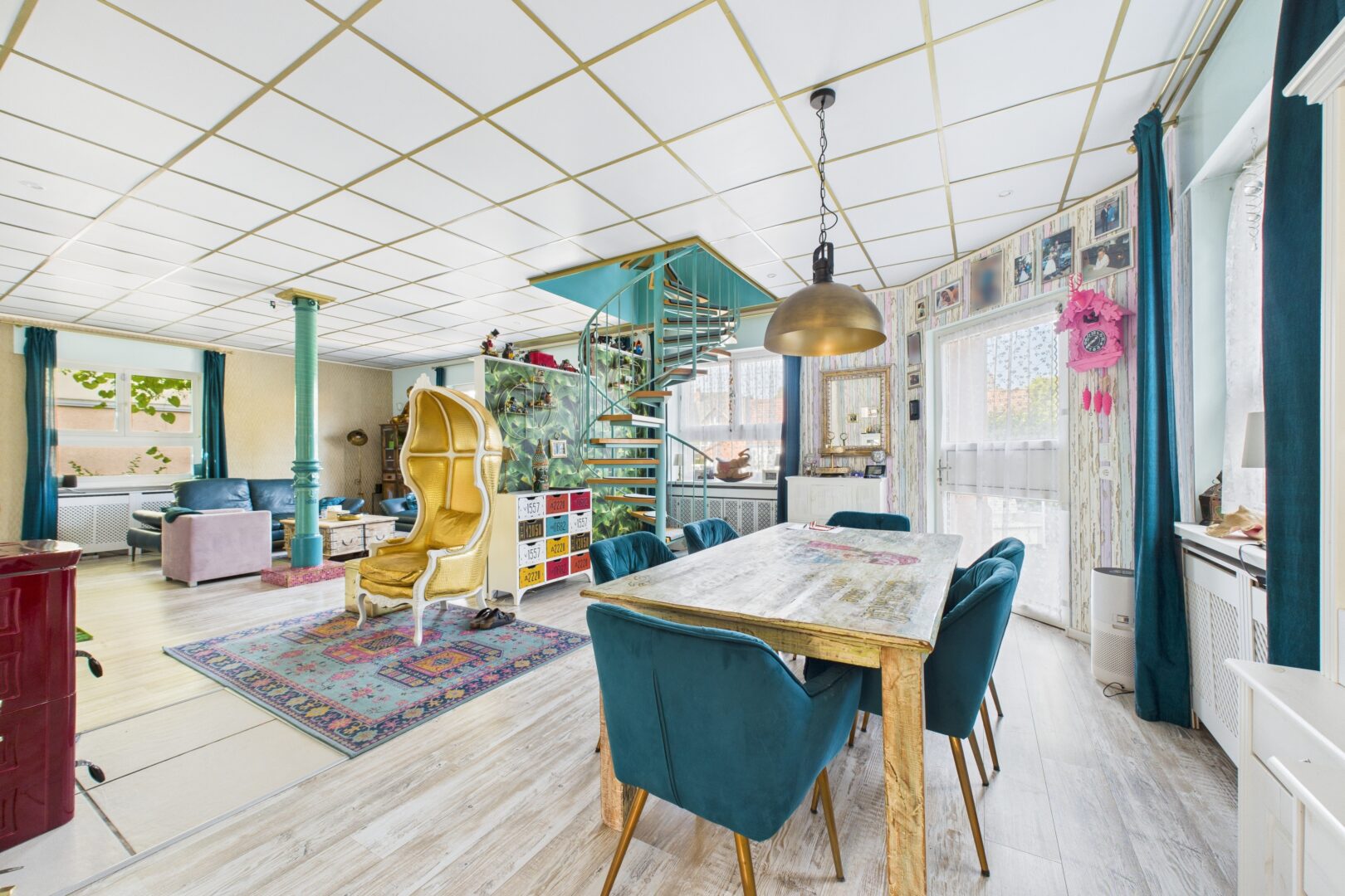 Esszimmer mit Wendeltreppe