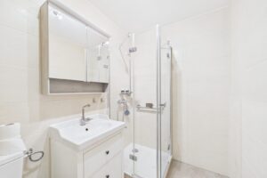 Badezimmer mit Dusche