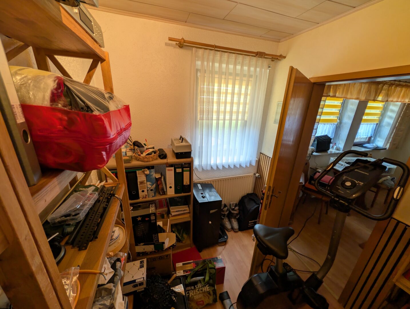 Keller kleines Zimmer Fensterblick